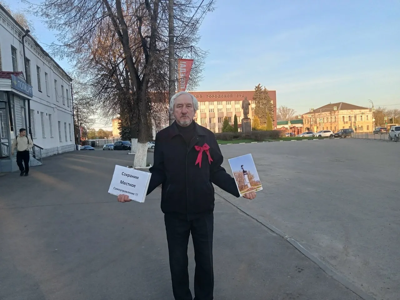 Активиста Юрия Саенко из Александрова (Владимирская область) признали виновным по ч. 2 ст. 20.2 КоАП — обвинение, вероятно, связано с одиночным пикетом 1 мая за сохранение местного самоуправления.