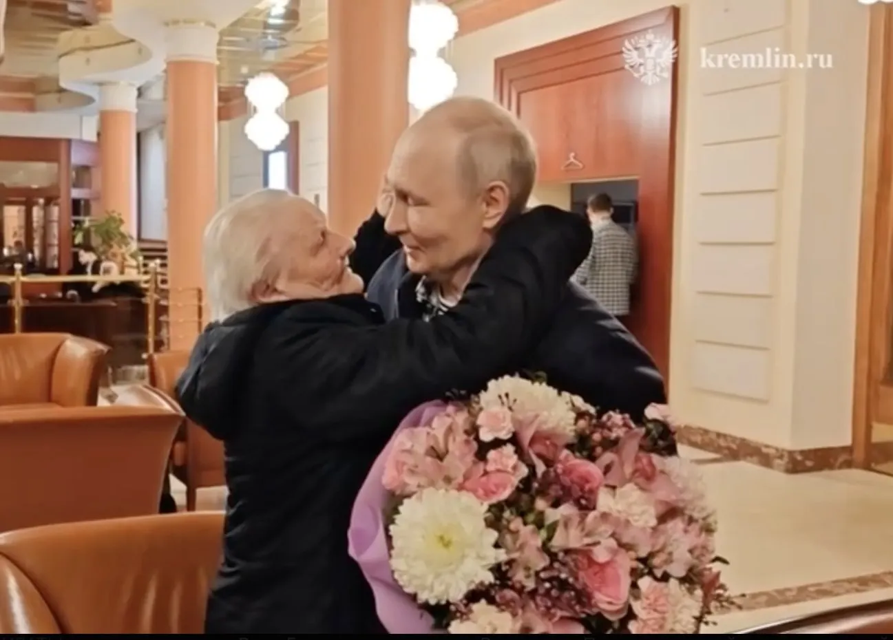 Президент встретился с первой учительницей: они обнялись и поцеловались, не сумев сдержать слёз.