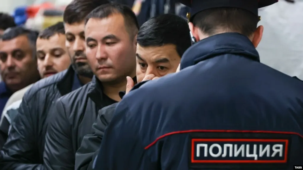 Депутаты приняли в первом чтении поправки к КоАП, расширяющие перечень административных правонарушений, за которые иностранцев и лиц без гражданства смогут выдворять из России — от участия в несогласованных акциях до призывов к санкциям и экстремистской пропаганды.