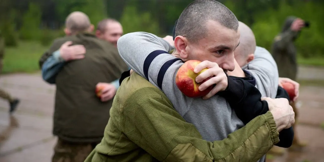 В рамках первого этапа обмена стороны вернули по 205 военных. По данным волонтёров, около 70% российских освобождённых провели в плену менее года; родственники спрашивают, почему в списках не оказалось тех, кто ждёт возвращения уже несколько лет.