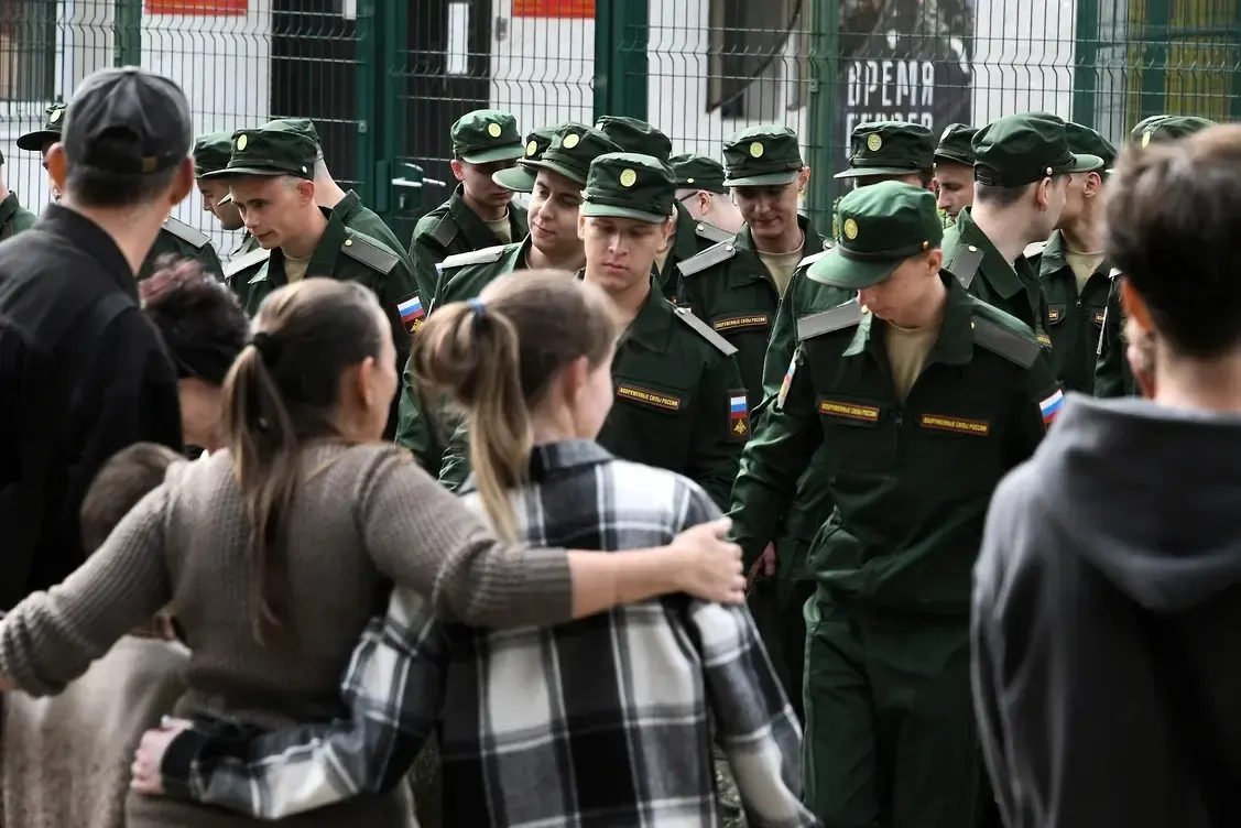 Первая жалоба уже поступила в Верховный суд: инициаторы оспаривают поправки, которые сделали одновременно обязательными трехлетнее сожительство и наличие общего ребенка для получения выплат и льгот.