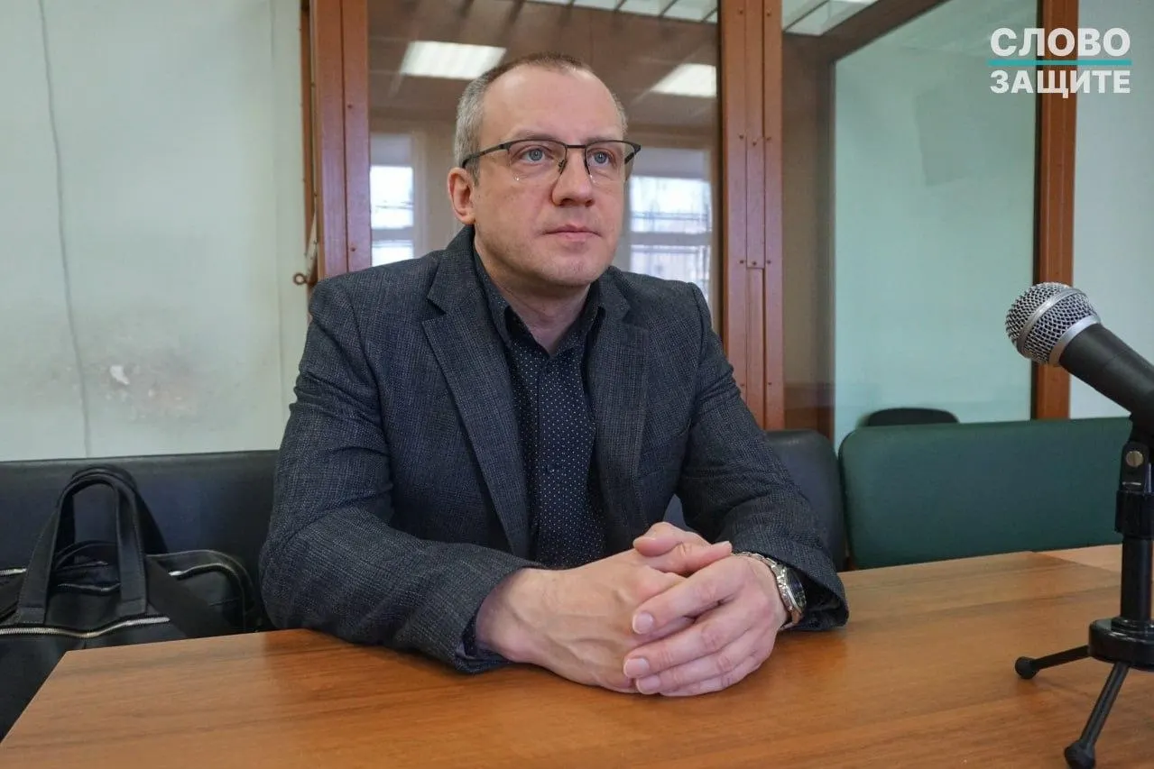 Адвоката, который защищал Руслана Сидики и добивался расследования заявлений о пытках, задержали по подозрению в получении 6 млн рублей от подзащитной; следствие намерено ходатайствовать о домашнем аресте.