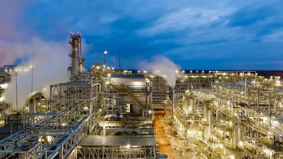 Нефтеперерабатывающий завод «Кинеф» после удара беспилотников 5 мая остаётся выведенным из строя: повреждены ключевые установки, завод не ведёт отгрузку. С начала весны семь российских НПЗ приостанавливали переработку из‑за атак БПЛА.