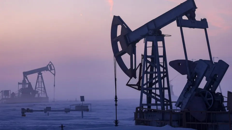 Минэкономразвития прогнозирует сокращение добычи нефти до около 511 млн тонн в 2026 году — самый низкий уровень с 2009 года; причина — снижение инвестиций и сокращение буровых работ.