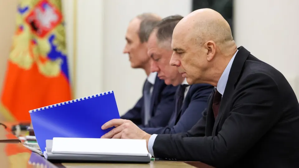 Вице‑премьер Александр Новак заявил, что в условиях падения доходов и роста потребности в расходах власти вынуждены приоритизировать статьи бюджета; аналитики предупреждают о риске значительного дефицита и необходимости сокращения непроцентных расходов.