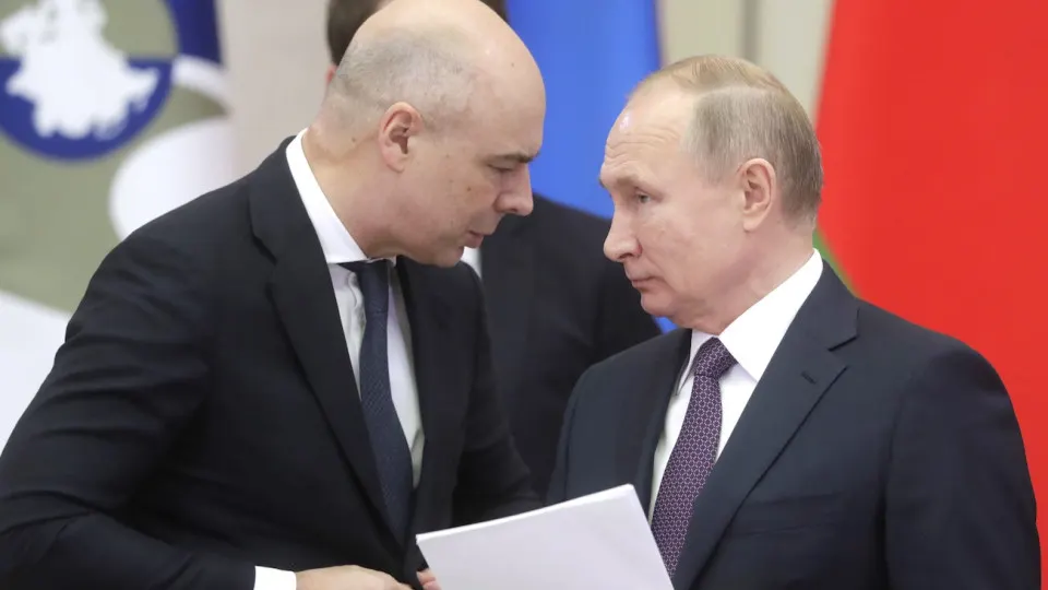 Понижение прогнозов экономики ухудшает ситуацию с федеральным бюджетом: власти столкнутся с выбором между сокращением расходов и поиском дополнительных доходов на триллионы рублей.