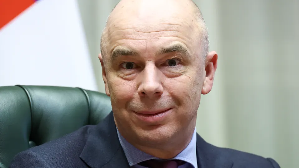 Из‑за замедления экономического роста Министерство финансов планирует корректировать бюджет: рассматриваются сокращения расходов и поиск дополнительных доходов. Дефицит уже существенно превысил план, а резервные фонды ограничены.