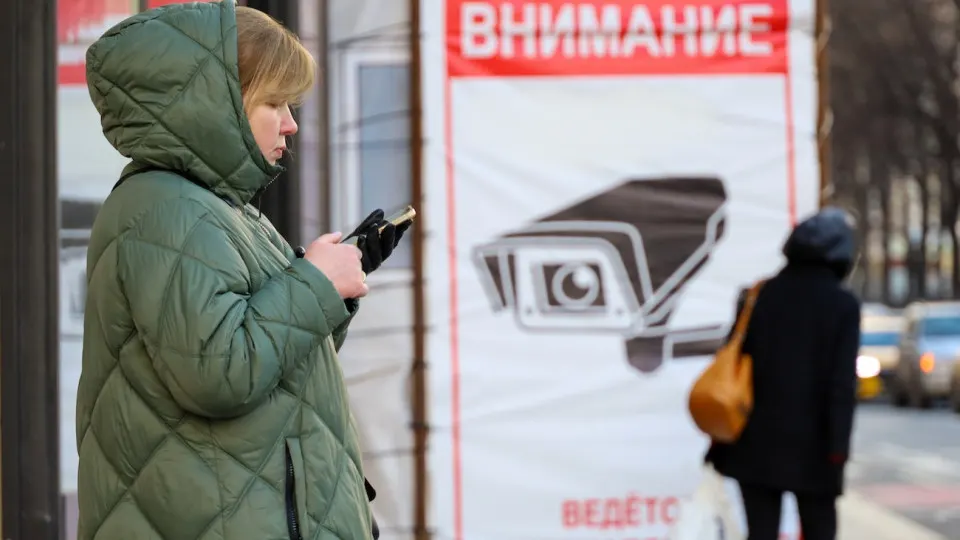 В одном из государственных мессенджеров без согласия пользователей исчезают сообщения с адресами и ключами для VPN. При повторной отправке некоторым пользователям приходится заново входить в аккаунт. Параллельно усиливаются общие ограничения на использование VPN в государственных сервисах.
