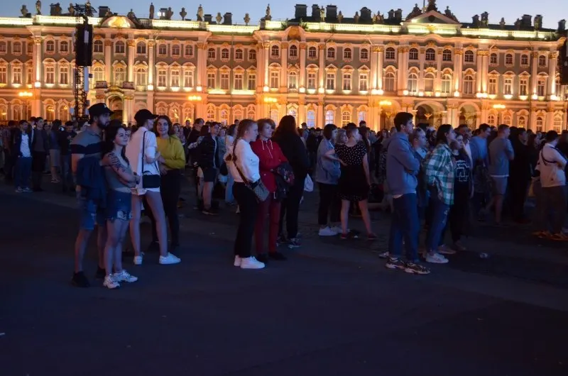 В ночь с 27 на 28 июня в Петербурге пройдёт праздник «Город мечтателей» для примерно 66 тысяч выпускников; одновременно утверждены 300 приоритетных образовательных программ и увеличено число бюджетных мест. В Смоленске 26–28 июня пройдёт День молодёжи.