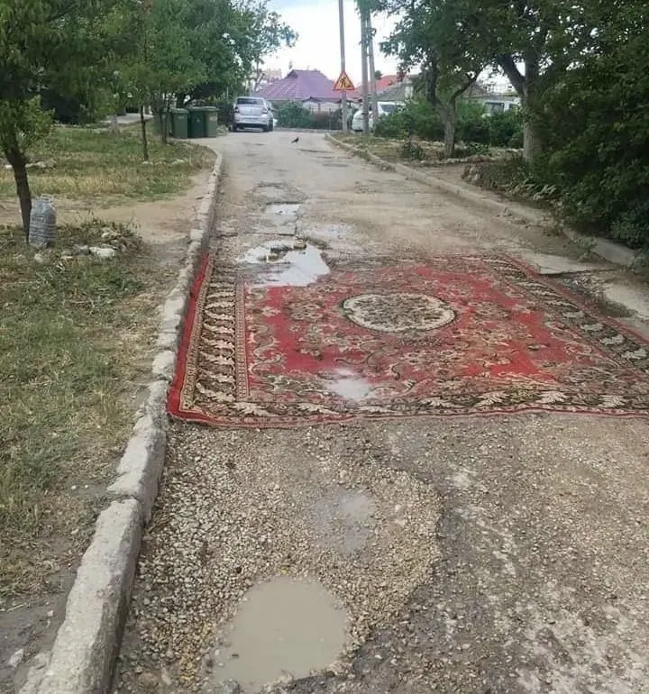 В Госдуму внесён законопроект, разрешающий жильцам ремонтировать асфальт во дворах и на местных дорогах; правительство инициативу не поддержало, считая, что ремонтом должны заниматься специалисты.
