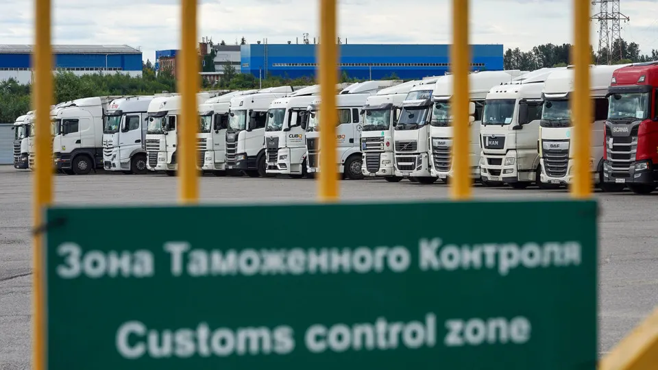 Правительство ввело переходный период по новой системе подтверждения ожидаемых товаров (СПОТ): обязательные обеспечительные платежи по НДС и акцизам отложены, часть требований остаётся в силе. Упрощённый порядок ввоза из стран ЕАЭС продлён до конца августа.