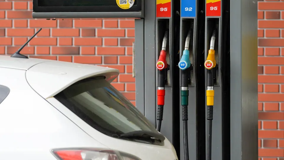 После атак на нефтеперерабатывающие объекты в нескольких регионах в ряде субъектов РФ и на оккупированных территориях ввели ограничения на продажу бензина и дизтоплива — от талонов и лимитов в 20 л до запрета на продажу в канистры.
