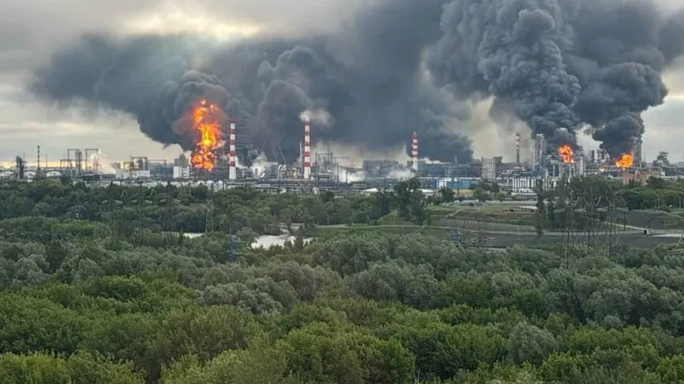 Утром 18 июня беспилотники вновь атаковали Московский нефтеперерабатывающий завод — системы ПВО сбили около 180 аппаратов. Обломки повредили торговые центры и жилые дома в Подмосковье, в Ростовской области — погибший и раненые. Аналитики отмечают снижение переработки нефти в стране.