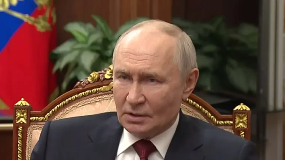 Президент заявил, что Киев якобы предложил прекратить дальнобойные удары обеих сторон и сосредоточить боевые действия на Херсонской, Запорожской областях и территориях «ДНР» и «ЛНР». По его словам, это дало бы ВСУ возможность перебросить силы, но спасение киевского режима в планы России не входит.