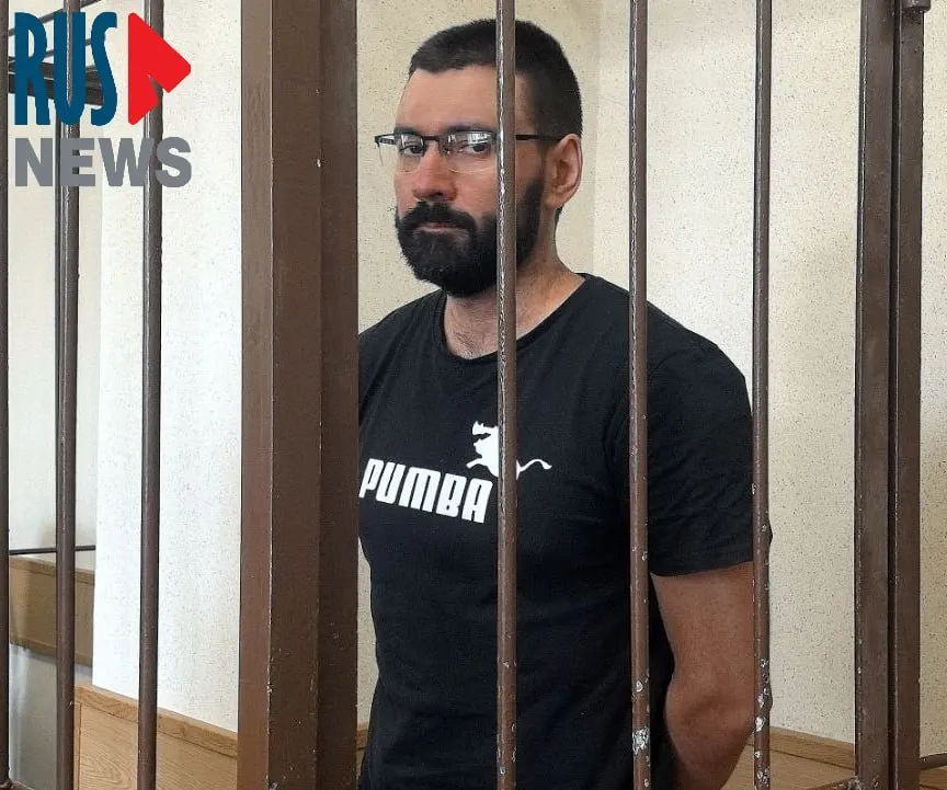 Железнодорожный районный суд признал его виновным в переводе 300 рублей в Фонд борьбы с коррупцией в августе 2021 года; журналист был освобождён в зале суда.