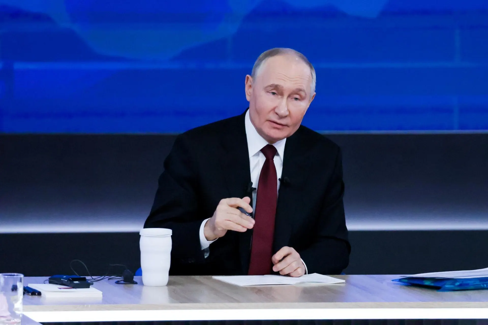 Президент объявил о планах нарастить кадровый потенциал и расширить сеть медицинских учреждений, а также призвал повысить престиж профессий в здравоохранении.