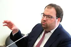 Глава Минцифры на IT‑завтраке в рамках ПМЭФ‑2026 заявил, что внедрение возрастной идентификации на онлайн‑платформах будет реализовано в ближайшее время; ведомство изучает опыт Roblox.
