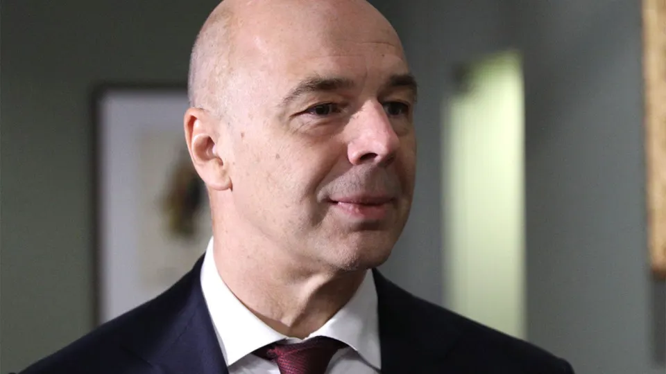 Министр финансов заявил, что компании топливно-энергетического комплекса сами должны финансировать закупки средств защиты; затраты можно включать в себестоимость. Тем временем атаки беспилотников сокращают переработку и повышают цены на топливо, вынуждая вводить экспортные ограничения.