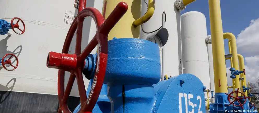 Украина не продлила контракт на транзит, из‑за чего поставки российского газа в Европу через её территорию остановлены; наиболее ощутимый удар пришёлся на Молдову, другие страны перенастроили маршруты поставок.