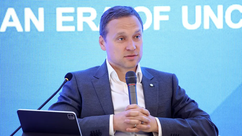 Зампред правления Сбербанка предупредил, что россияне снимают и держат больше наличных из‑за налоговой нагрузки и усиления контроля за платежами; это особенно заметно в малом и среднем бизнесе.