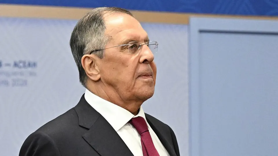После самой масштабной с начала войны ночной атаки дронов на Москву российские власти заявляют о регулярных групповых ударах по целям, от которых зависит боеспособность украинской армии; в результате атаки загорелся нефтеперерабатывающий завод и были нарушены авиасообщение и работа аэропортов.