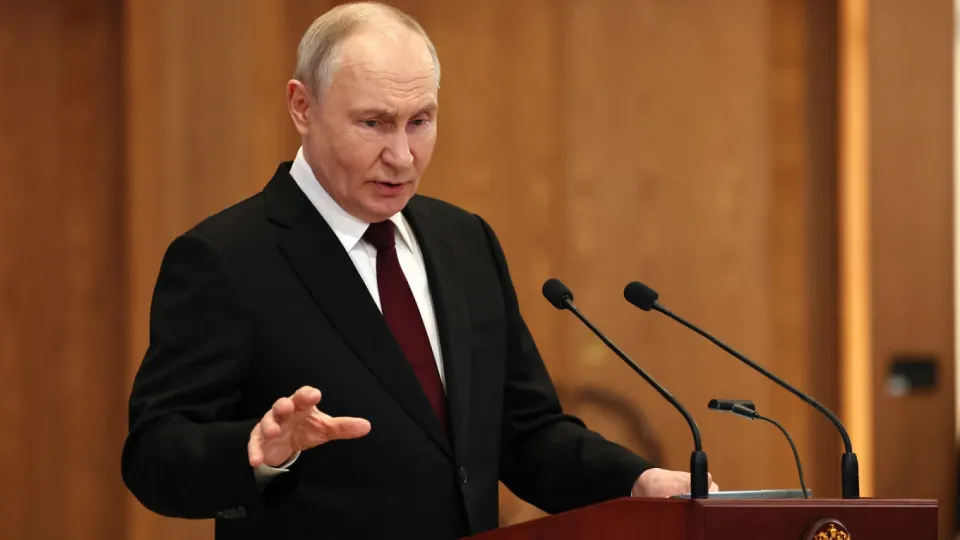 Президент заявил, что Россия ответит на запуски беспилотников по её объектам с территории европейских стран; удары дронов он назвал попыткой дестабилизации, предпосылок для мирных переговоров с Украиной нет.
