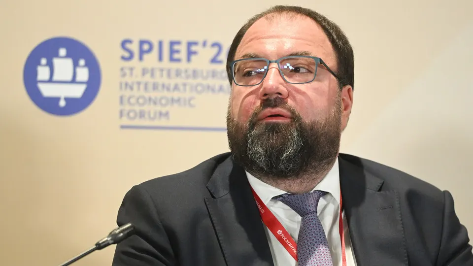 Минцифры анонсировало ужесточение контроля доступа в сеть с внедрением возрастной идентификации на платформах. Рассматриваются варианты проверки через «Госуслуги», банки или с помощью ИИ; эксперты предупреждают о рисках утечек данных и повышенных расходах для ресурсов.