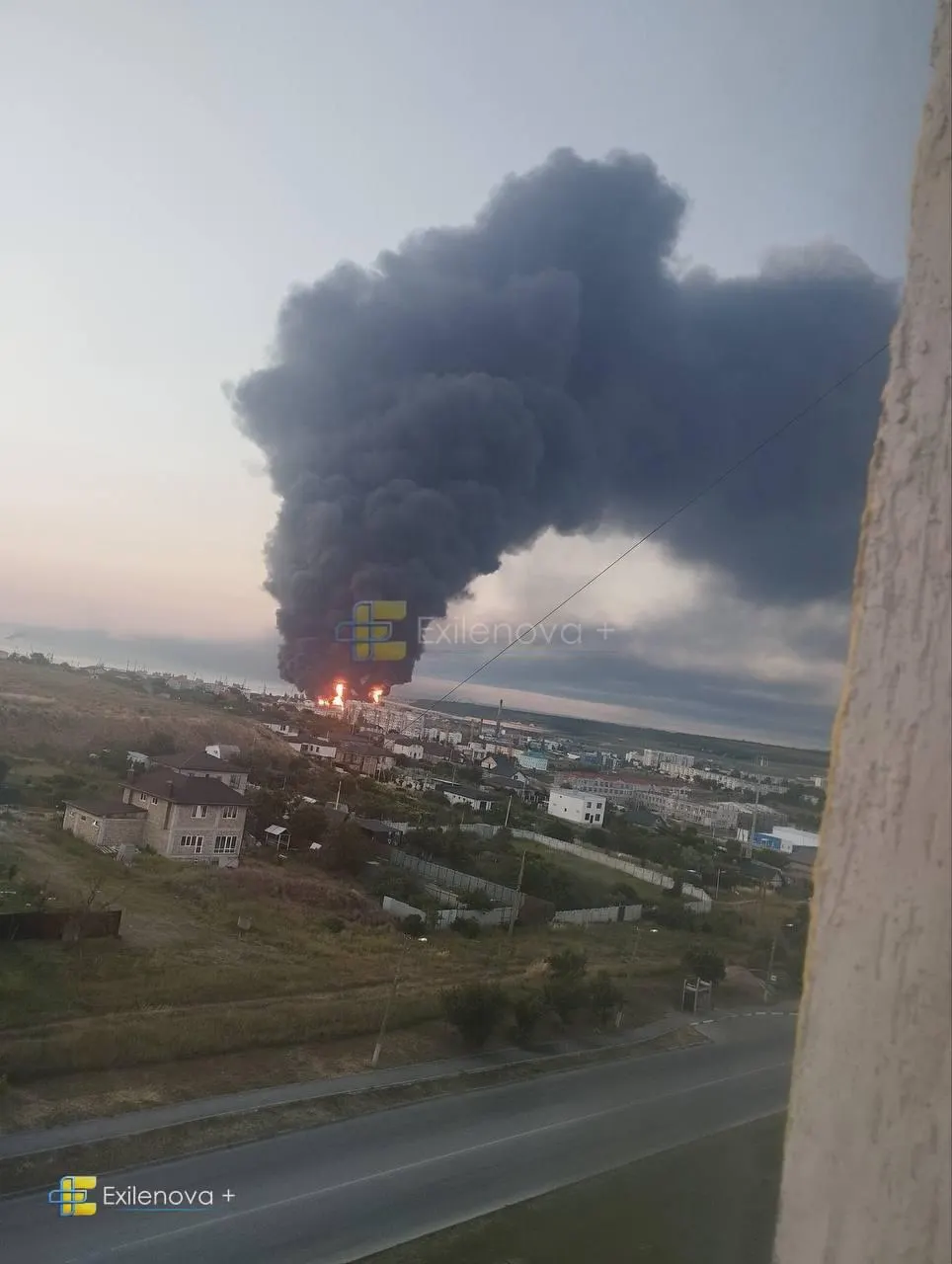 В результате ударов БПЛА в районе Керченского пролива по разным данным погибли несколько человек, десятки получили ранения, повреждены жилые дома и объекты инфраструктуры.