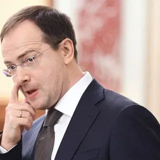 Помощник президента Владимир Мединский выступил за распределение и трудовые контракты для бюджетников — предложение критикуют как возврат к советским методам управления кадрами.