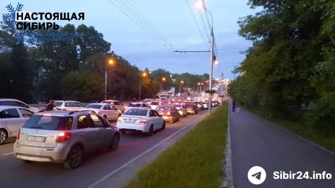 Серьёзный дефицит бензина охватил сибирские регионы: в Иркутске водители часами стоят в очередях, ряд сетей ограничил розничную продажу, междугородние перевозки находятся под угрозой.