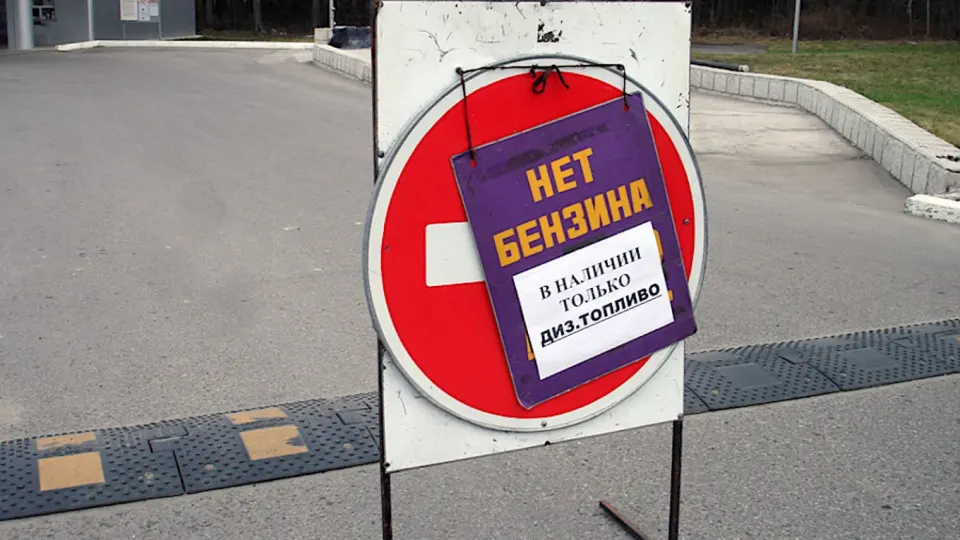 В Севастополе и на оккупированном полуострове вводят талоны и лимиты на бензин: приоритет — экстренным службам. Причина — удары по нефтепереработке и проблемная логистика, что привело к резкому снижению переработки и росту цен.
