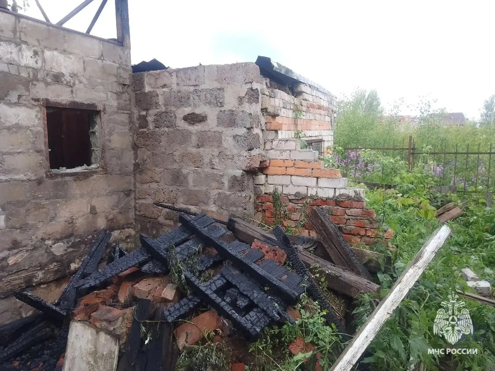 В дачном кооперативе Рязани произошёл пожар: по предварительным данным, причиной стало неосторожное обращение с огнём. Площадь возгорания составила около 30 кв. м.