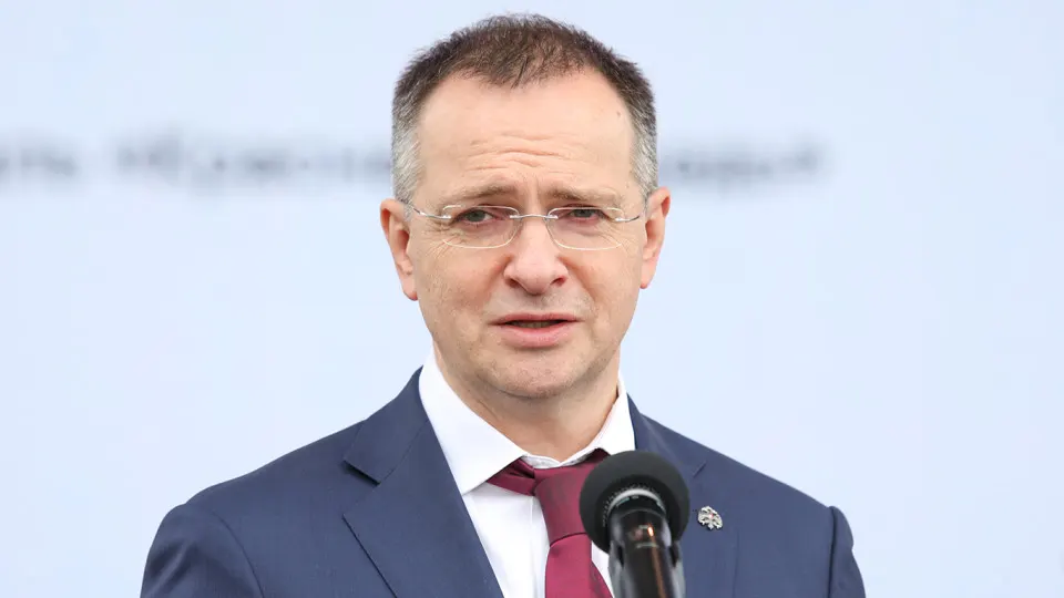 Он заявил, что государственные деньги тратятся на низкокачественные фильмы, предложил контроль на всех этапах производства и поддержал идею цензуры, а также напомнил о создании экспертных механизмов для исторического контента.