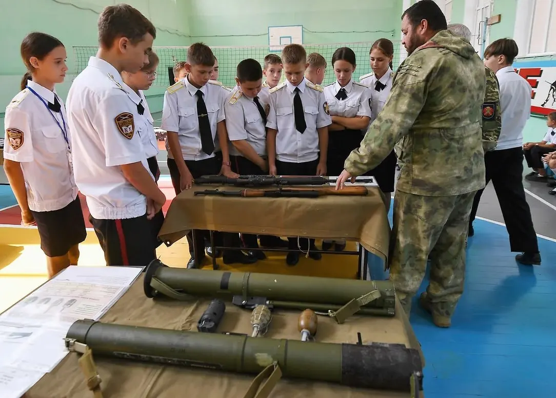 Российское военно-историческое общество инициировало привлечение учащихся к записи рассказов военнослужащих и волонтёров для школьных музеев и формирования цифрового архива; идею уже поддержали в Минобрнауки.