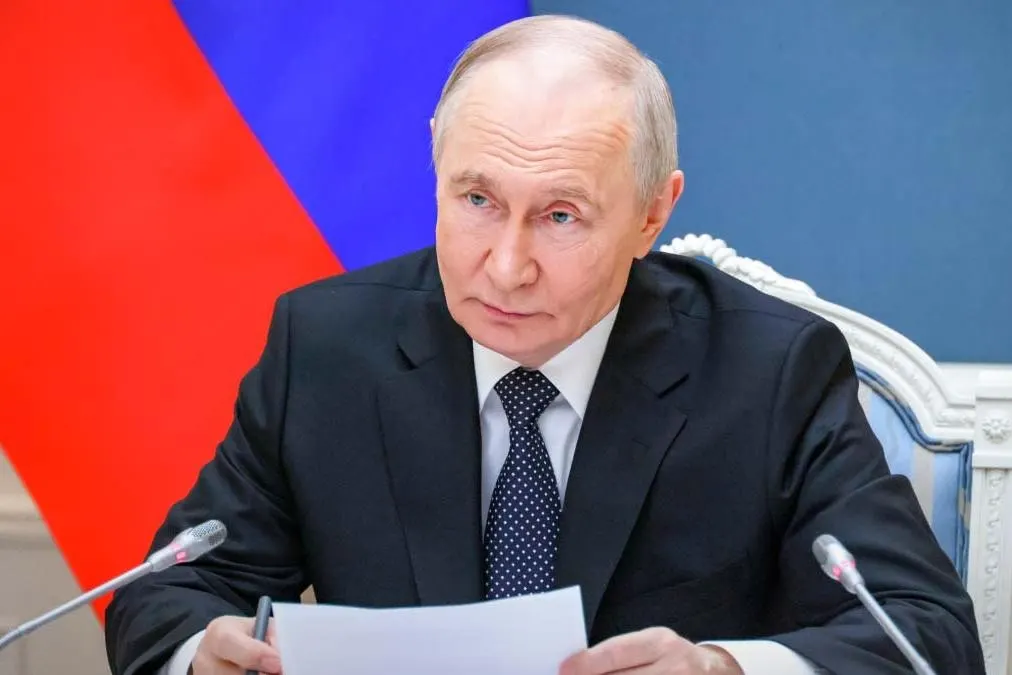 Указ расширяет временный порядок исполнения обязательств перед кредиторами из стран, признанных «недружественными», — механизм теперь распространяется и на банковские депозиты. Документ вступил в силу 1 июня 2026 года.