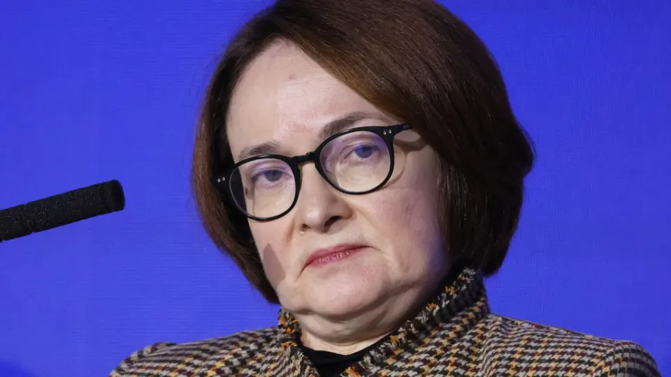 Резкий скачок цен на бензин и обвал выпуска нефтепродуктов усиливают инфляционное давление и ставят под сомнение плановое снижение ключевой ставки Центробанка.