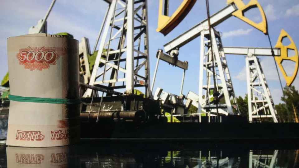 Несмотря на значительный прирост нефтегазовых поступлений в мае, федеральный бюджет остаётся в дефиците — власти рассматривают секвестр расходов из‑за роста военных трат и массовых субсидий нефтяникам.