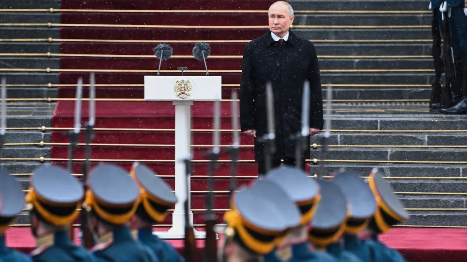 Правительство собирается увеличить военные расходы на 2026 год примерно на 40% — несмотря на дефицит бюджета около 6 триллионов рублей и рост долговой нагрузки.