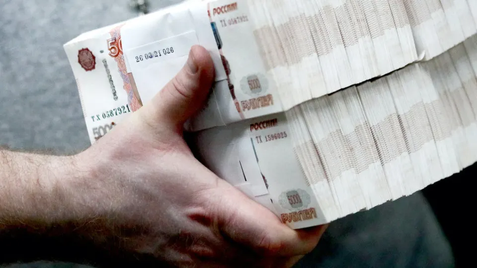 Банк отмечает значительный спрос на наличные — в обращении рекордные 20 трлн руб. В апреле из банков выведено 600 млрд руб., с мая‑2025 — около 2,5 трлн. Центробанк ужесточил контроль за снятием и внесением наличных.