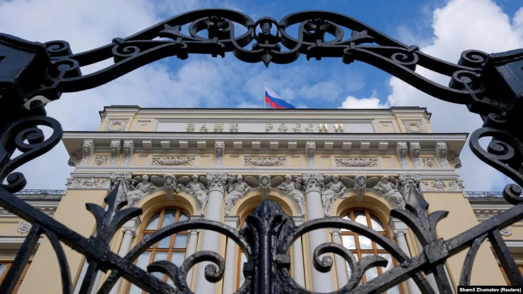 Банк России снизил оценку роста экономики на 2026 год до 0–1% и повысил прогноз инфляции до 6–7%. Регулятор связывает пересмотр с изменением оценки предложения, внешними условиями и бюджетными рисками.