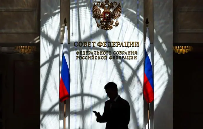Совфед одобрил пакет законов, вводящих запреты на консульские услуги, регистрацию бизнеса и часть банковских операций для россиян, осуждённых по политическим статьям и находящихся за рубежом.