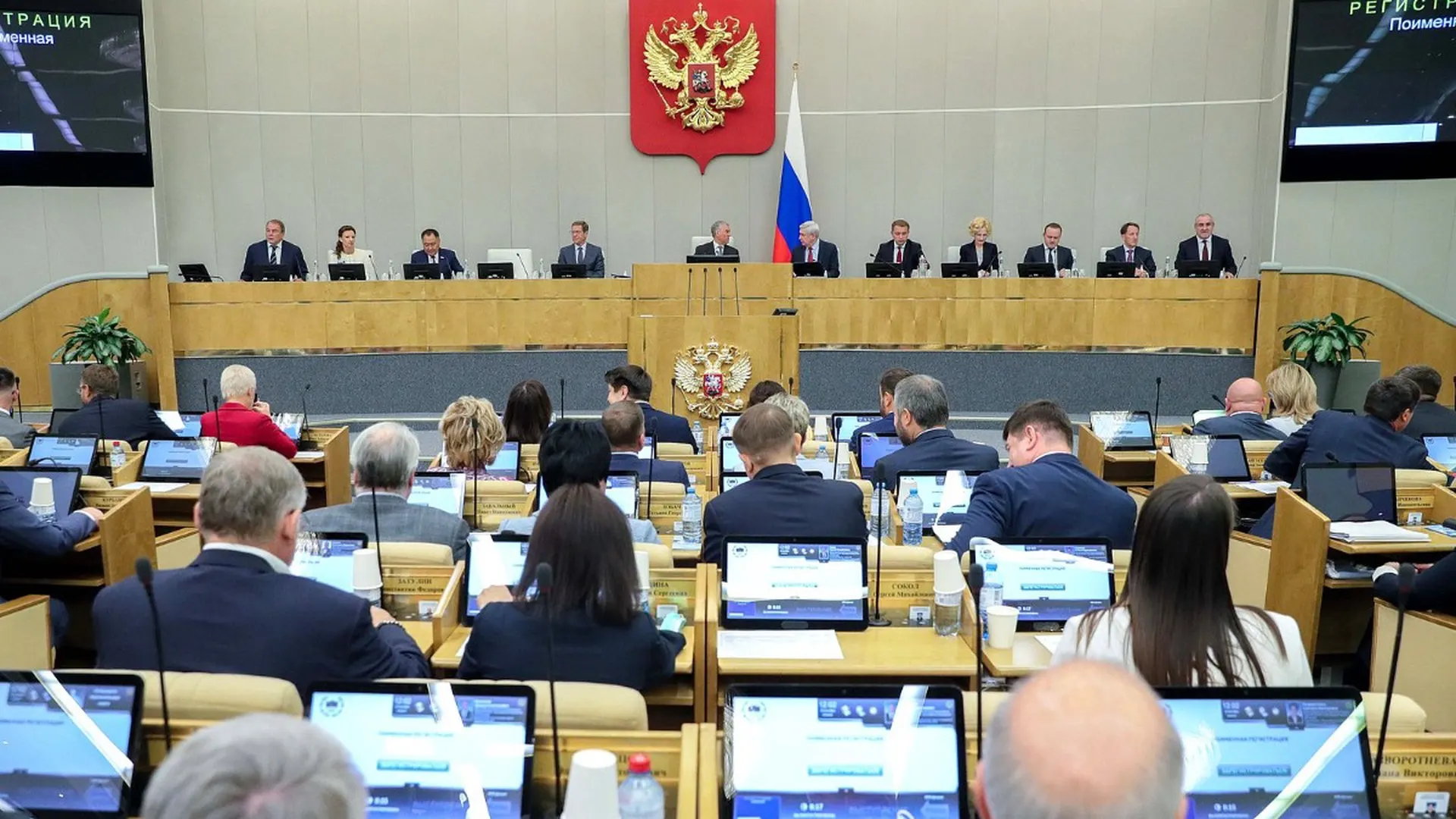 Совет Госдумы рекомендовал включить в повестку на 22 июля рассмотрение двух законопроектов об ограничительных мерах в отношении лиц, находящихся за границей и уклоняющихся от исполнения наказания; в случае ускоренного рассмотрения нормы могут вступить в силу уже на следующем рабочем заседании.