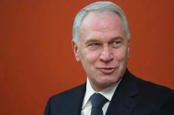 Президент удостоил предпринимателя орденом III степени за вклад в социально значимые проекты, сохранение культурно-исторических ценностей и благотворительную деятельность. По оценке Forbes, его состояние около $2 млрд.
