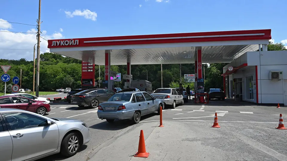Цена белорусского АИ‑92 на бирже выросла на 6% за неделю до 127 тыс. руб./т; сокращение производства в российских НПЗ и ограничения по отпускам усиливают дефицит и стимулируют импорт.