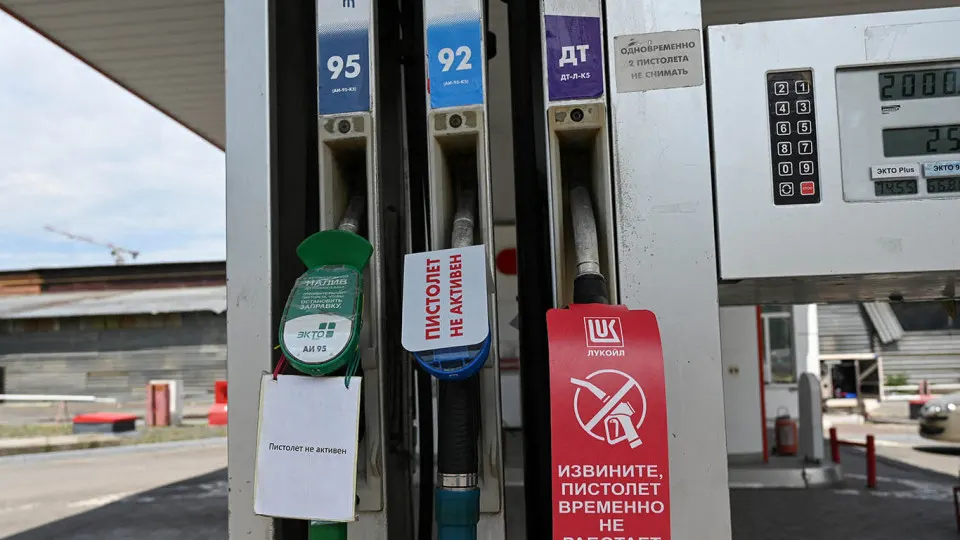 Из‑за падения переработки и дефицита бензина владельцы АЗС по всей стране выставляют станции на продажу — от отдельных точек до сетей, цены варьируются от миллионов до сотен миллионов рублей.