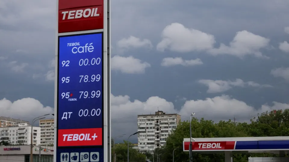 Власти перевели распределение топлива на приоритетные отгрузки в столицу: из регионов уводят бензин, многие АЗС работают с ограничениями или закрыты. Производство покрывает лишь часть внутреннего спроса.