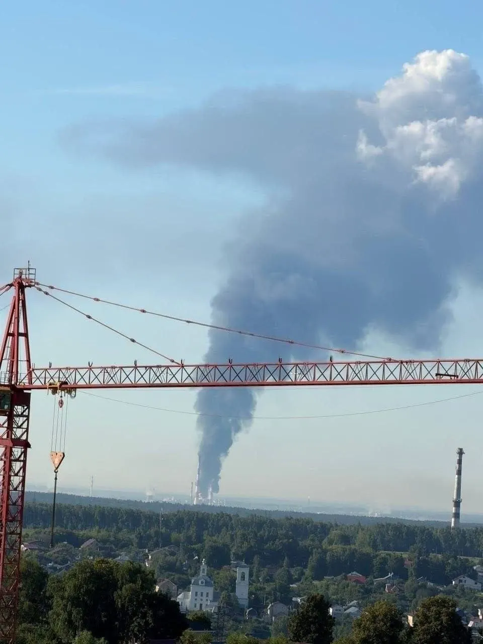 Ночью 2 июля дроны-камикадзе атаковали кстовский нефтеперерабатывающий завод, который снабжал топливом Чувашию. Есть погибшие и раненые; на заправках региона уже ощущается дефицит бензина и рост цен.
