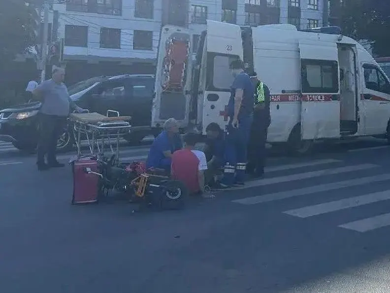 Курьер на электровелосипеде в Рязани попал в ДТП и обратился за медицинской помощью. Обстоятельства инцидента уточняют.
