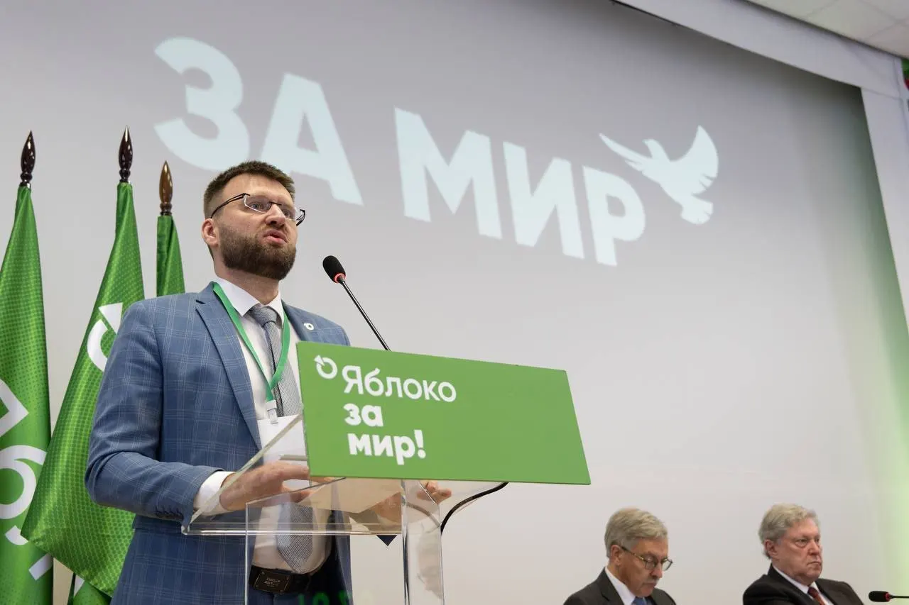 Минюст мотивировал отказ «фактами ведения политической деятельности»: поздравление от главы партии, поездки в суд, участие в памятных акциях и видеоролик с бумажными самолётиками.