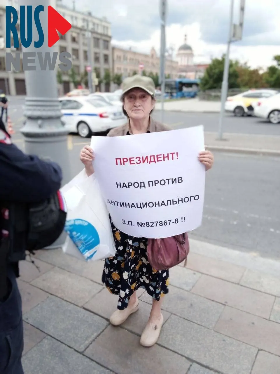 На Старой площади задержали Наталью Шамину — она пикетировала против законопроекта о передаче регионам права исключать памятники из реестра и лишать их охранного статуса.
